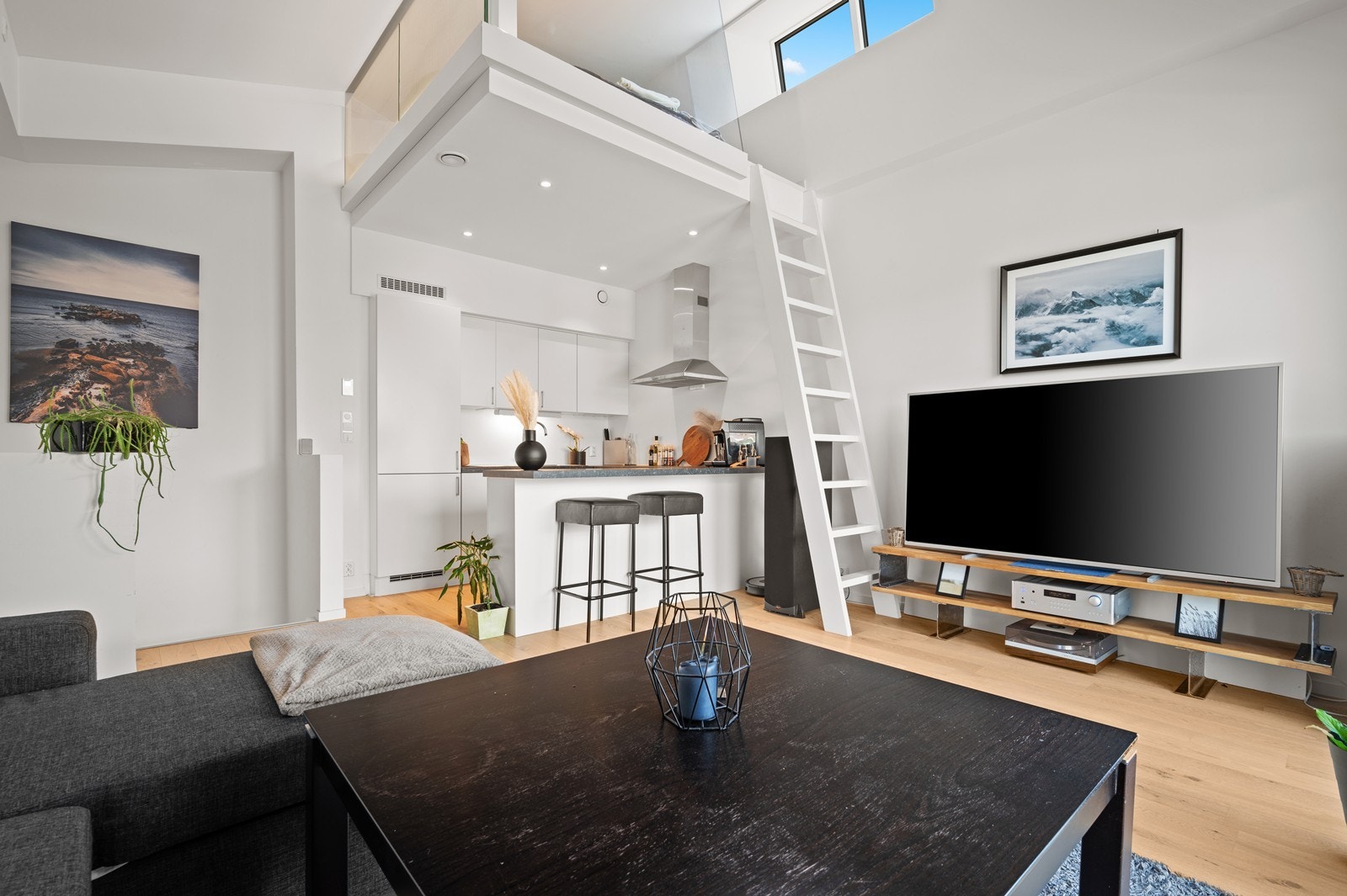 Åpen og luftig stue- og kjøkkenløsning med trapp opp til praktisk hems Galleribilde
