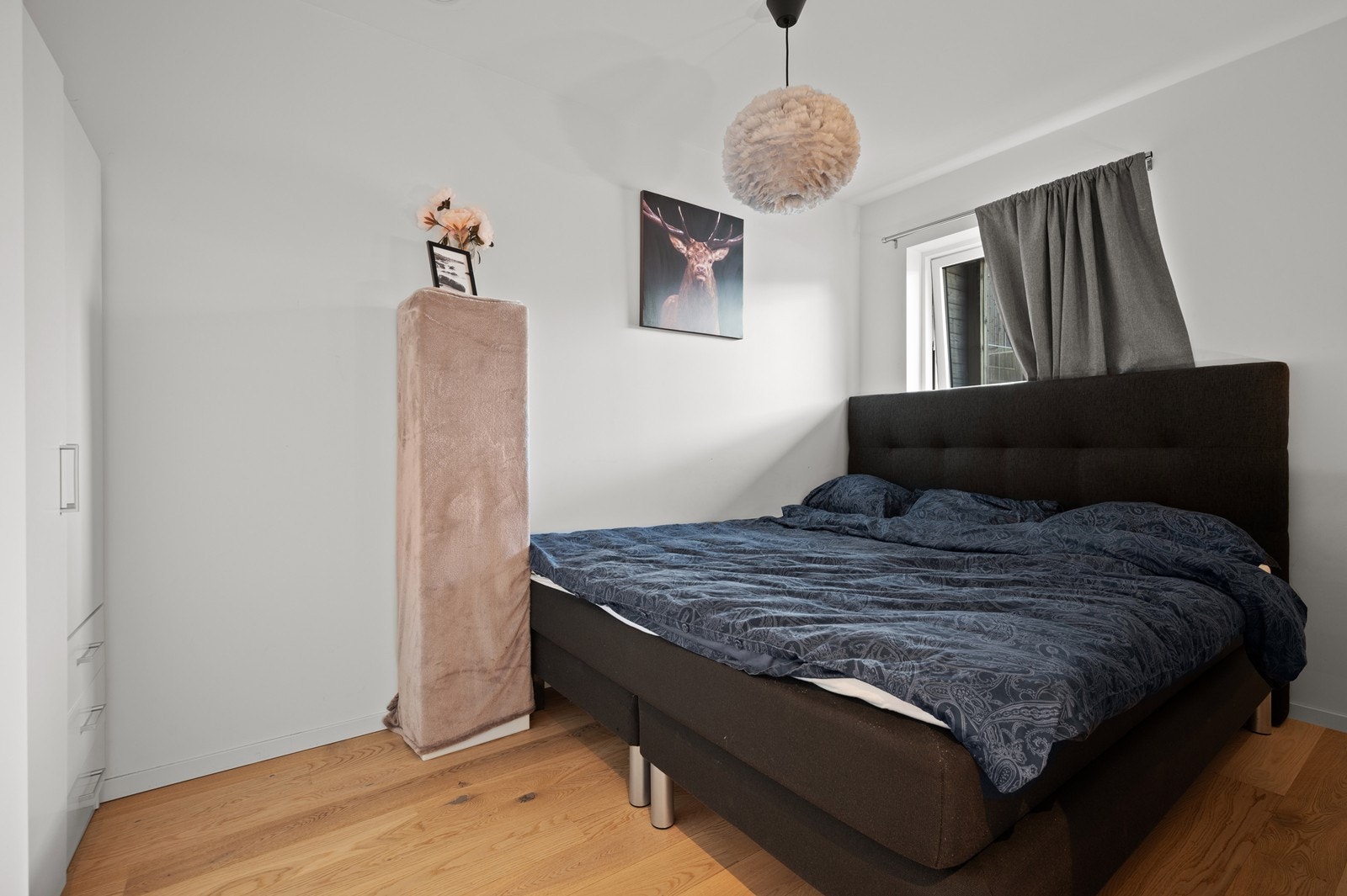 Hovedsoverom med plass til dobbeltseng og skap. Galleribilde