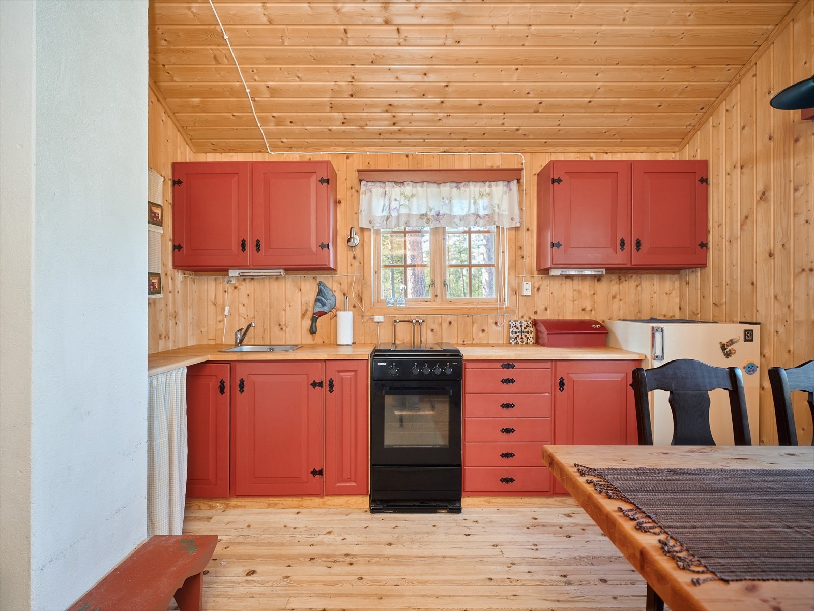 Kjøkken med god skap- og benkeplass. Galleribilde