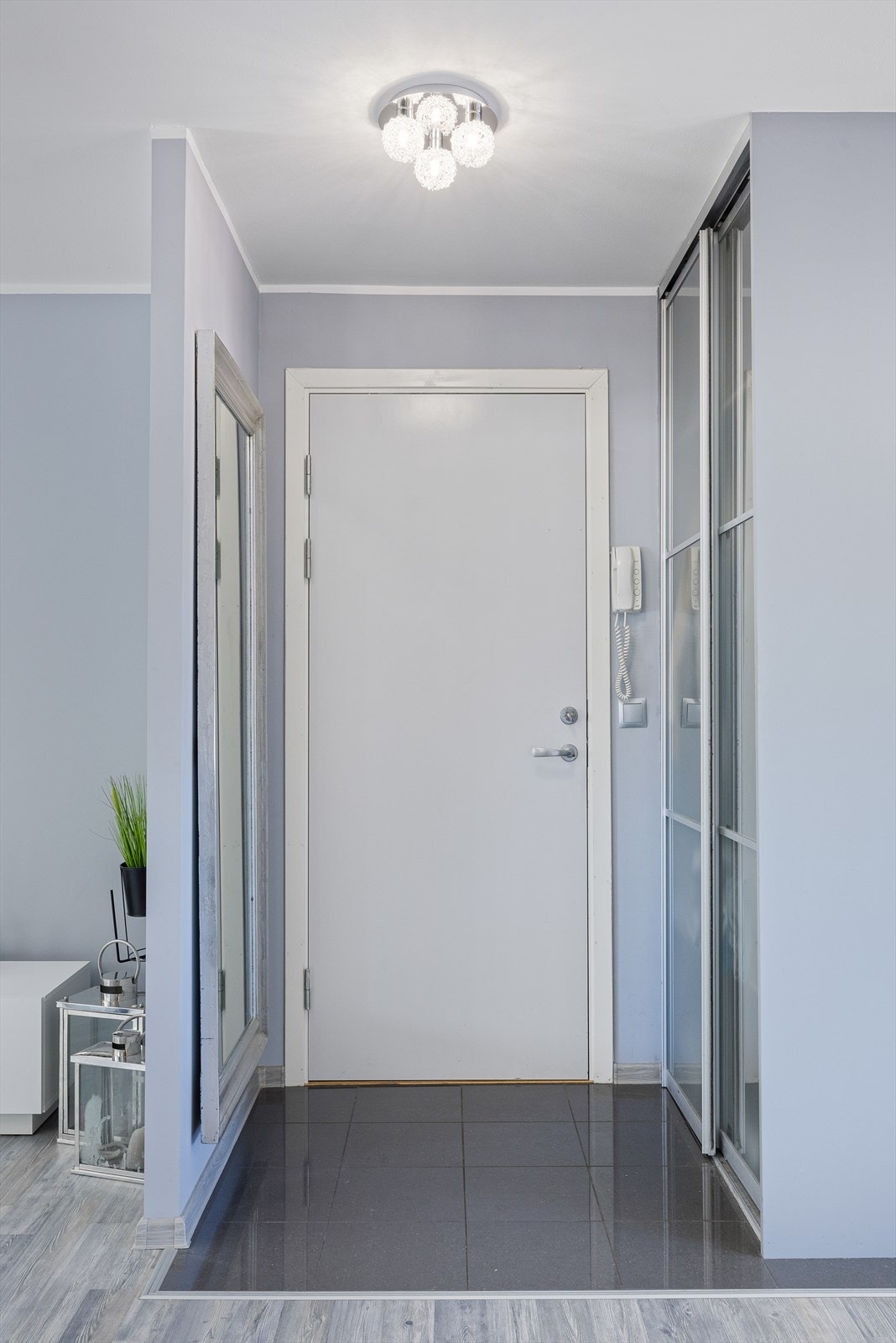 Flislagt entre med skyvedørsgarderobe. Galleribilde