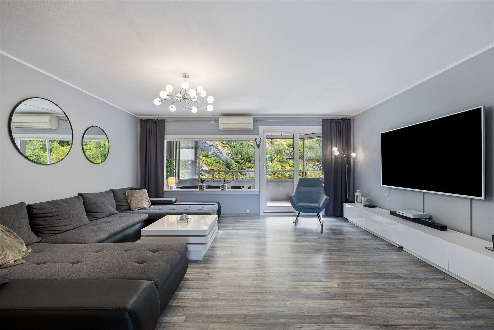 Stue med utgang til usjenert innglasset balkong. Om ønskelig kan sofagruppe medfølge i handelen. Galleribilde