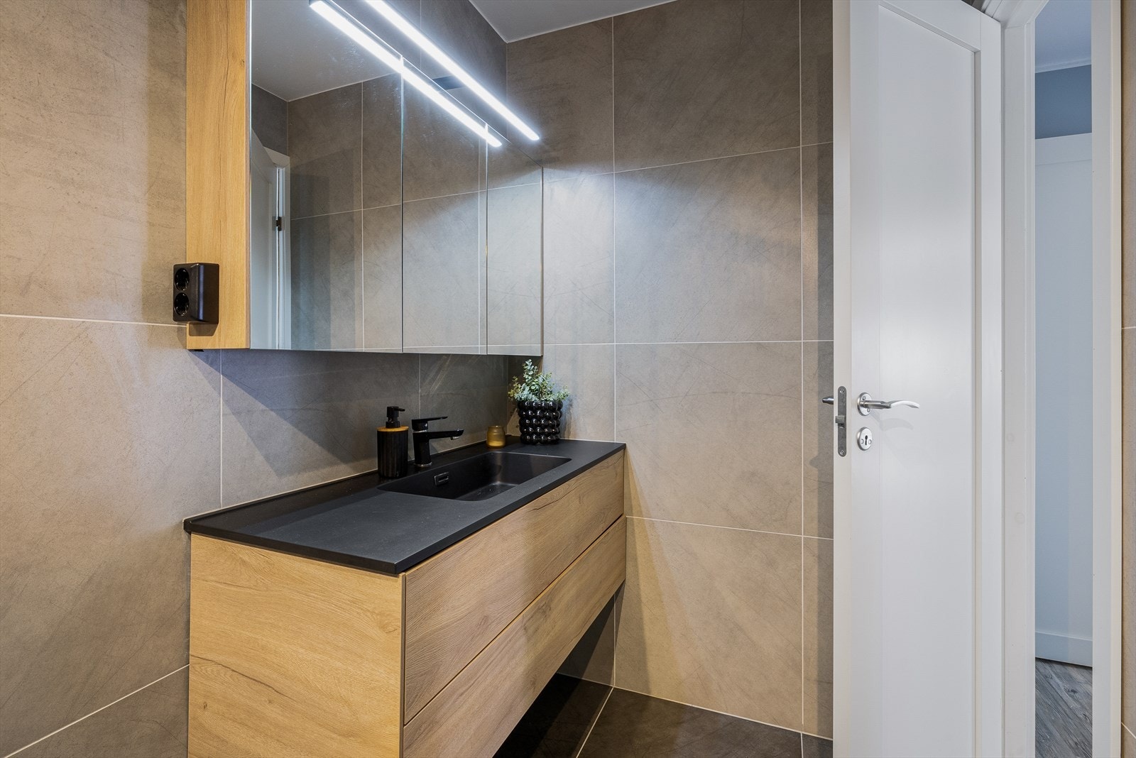 Pent flislagt bad med badekar. Galleribilde