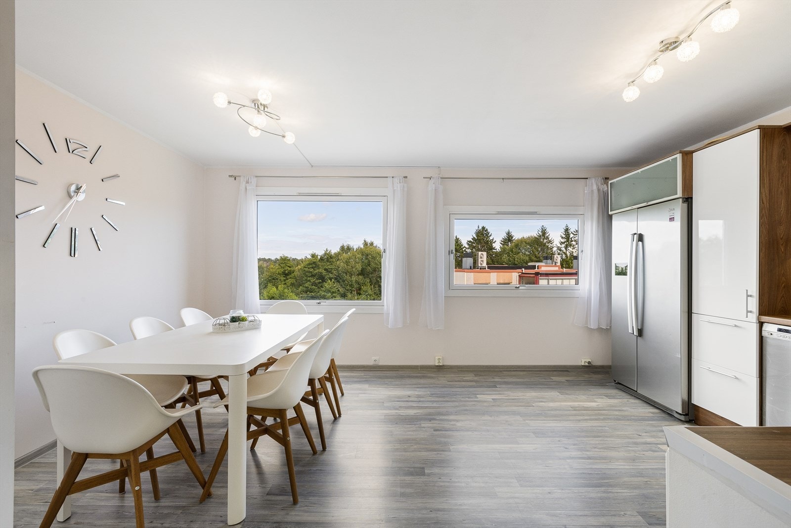 Stort kjøkken med god plass til spisebord og stoler. Hvitevarer kan medfølge i handelen. Galleribilde