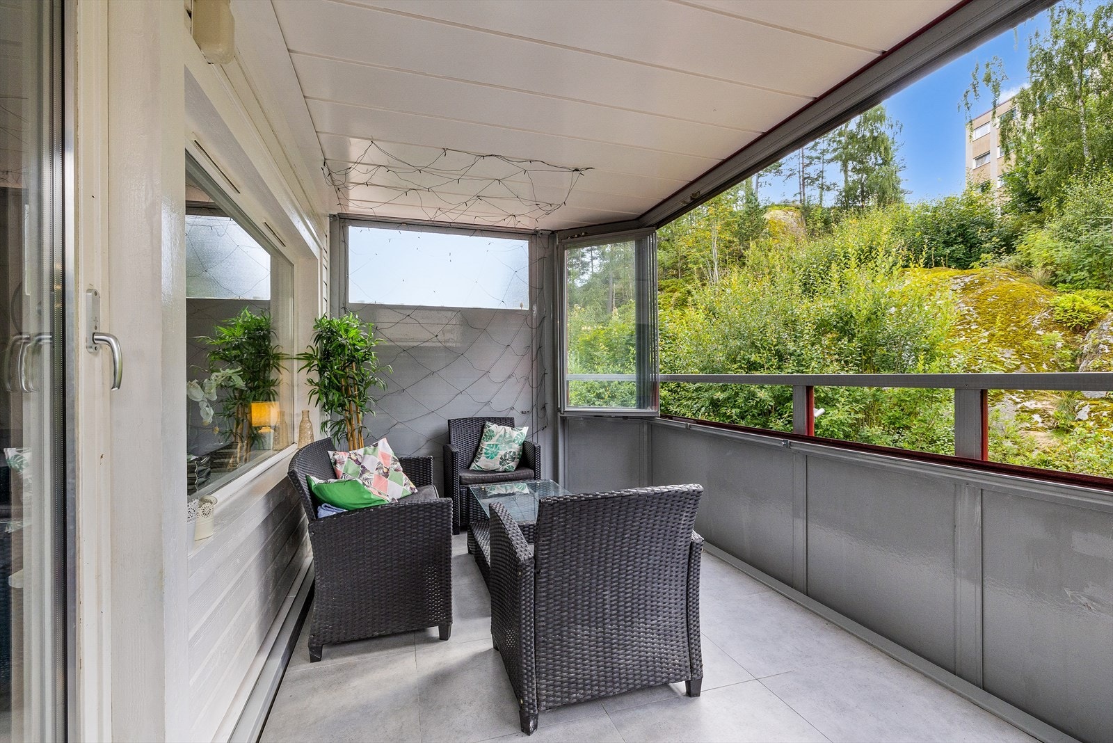 Innglasset balkong med plass til utemøbler. Galleribilde