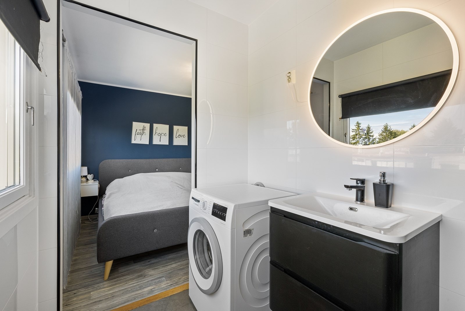 Meget pen flislagt bad/vaskerom. Direkte adkomst fra hovedsoverom Galleribilde