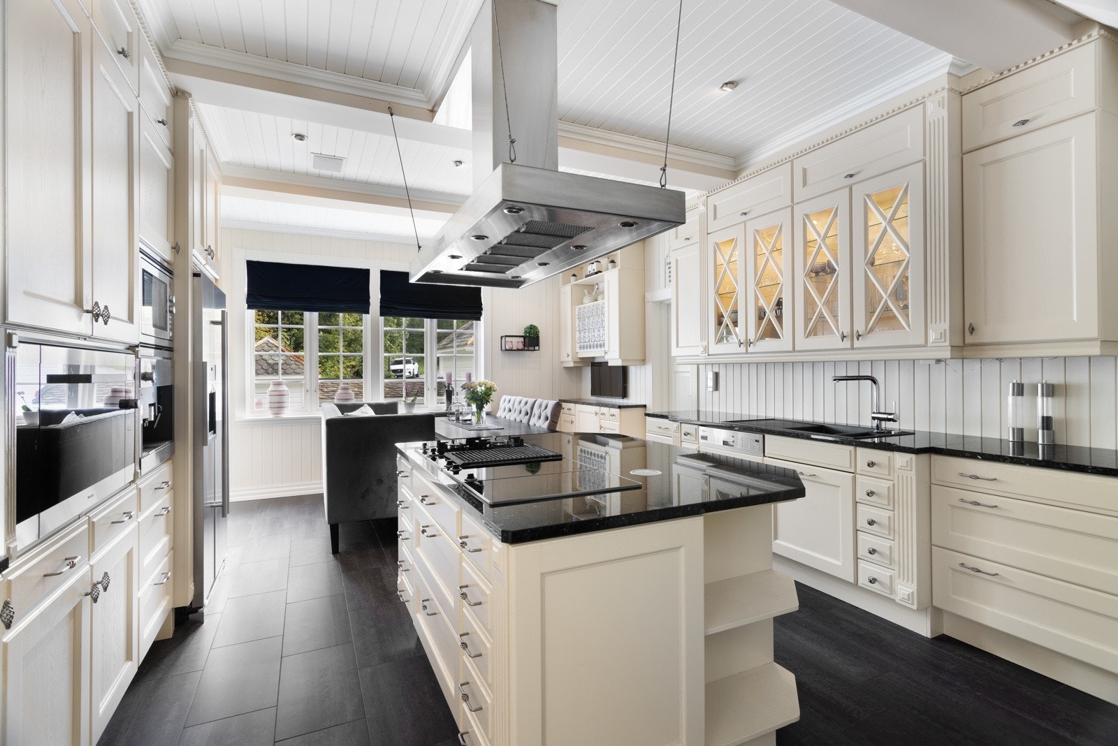 Påkostet og romslig kjøkken med spiseplass og vedovn Galleribilde