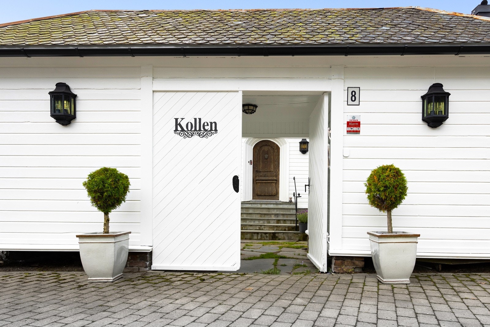 Et staselig inngangsparti Tar deg imot. Galleribilde