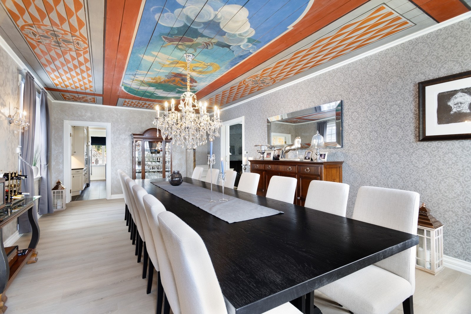 Plass til storfamilien rundt bordet. Galleribilde