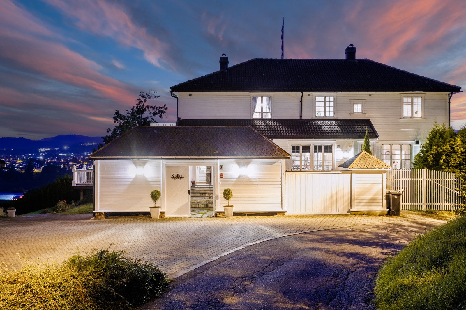 Fantastisk gårdsrom og inngangsparti Galleribilde