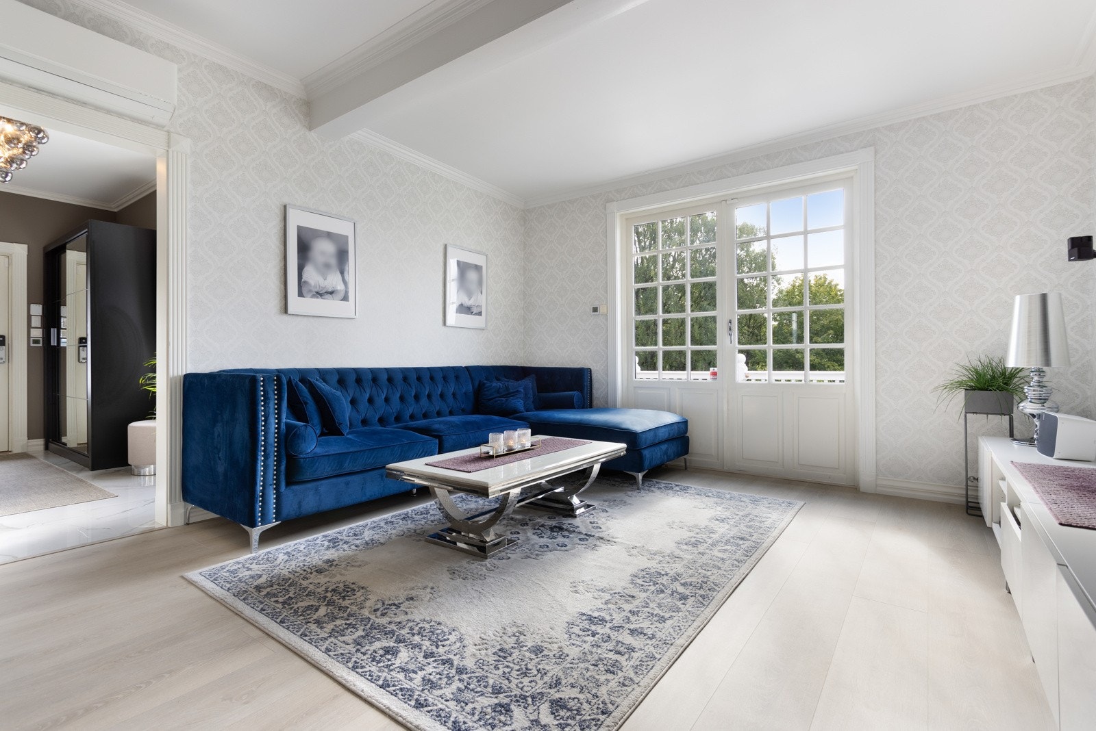 Stue 1. etg. med utgang til uteplass Galleribilde