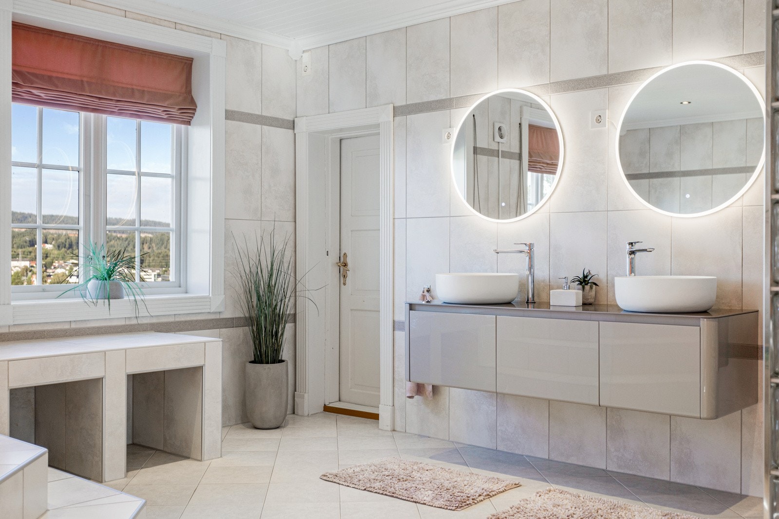 Dobbel vask, boblebad, dusjløsning og utgang til terrasse Galleribilde