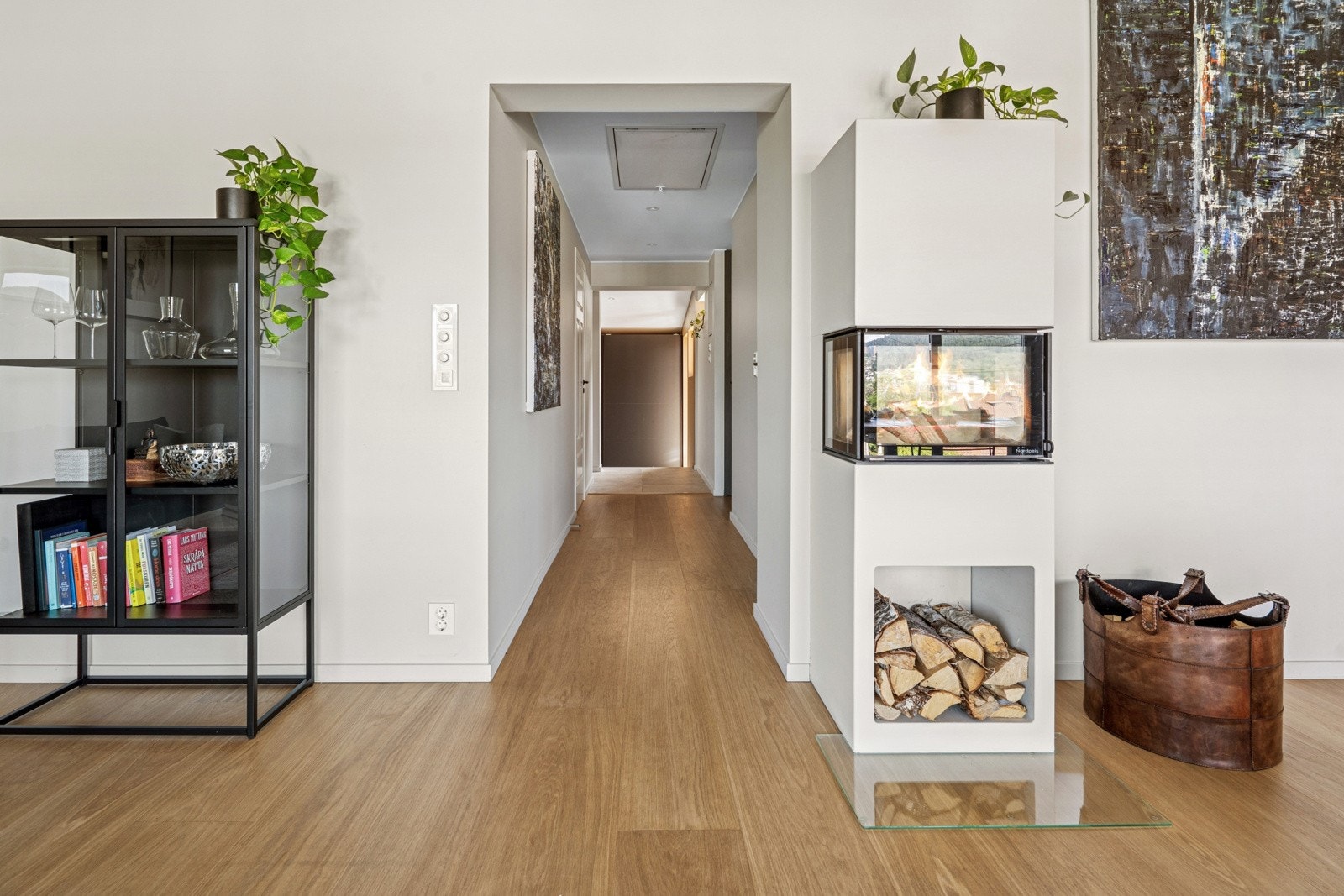 Stue og gang - hyggelig peis i stuen. Galleribilde