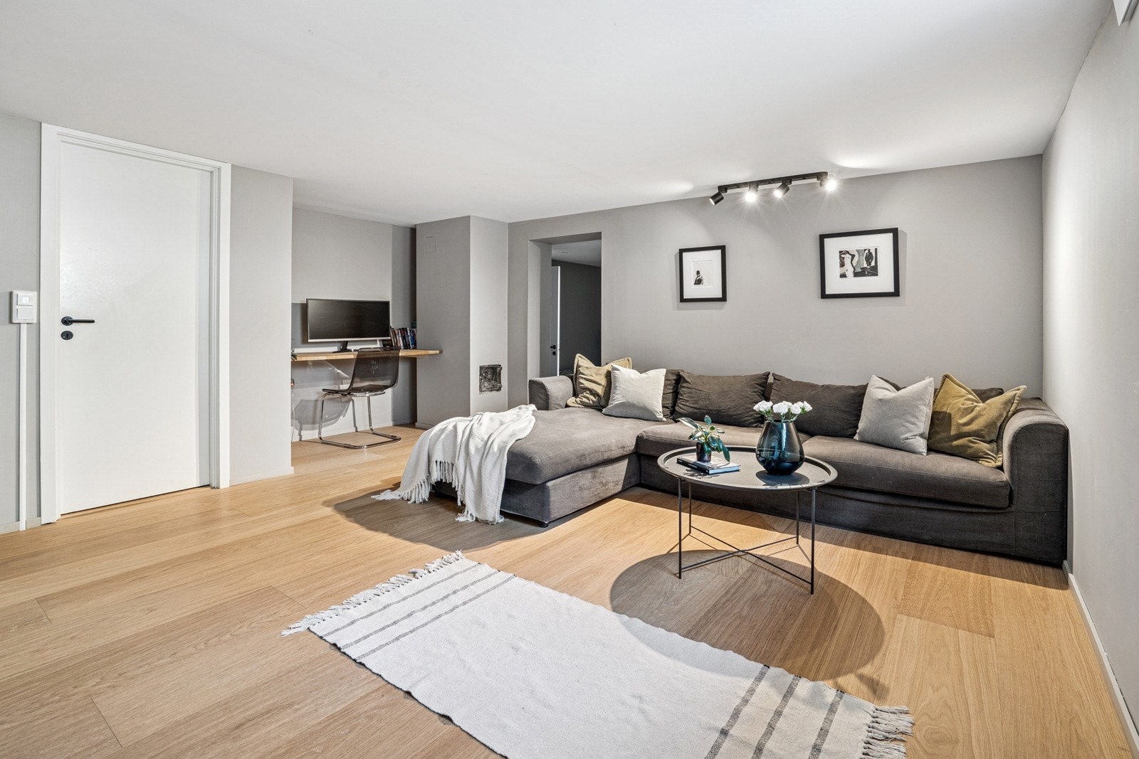 Romslig TV-stue. Galleribilde