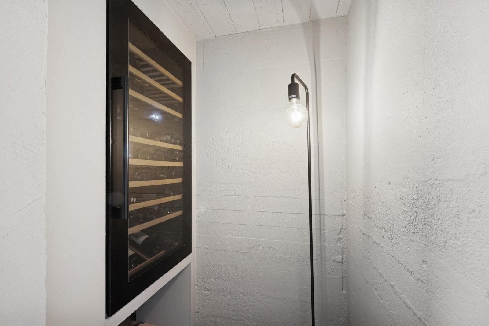 Integrert vinskap i underetasjen. Galleribilde