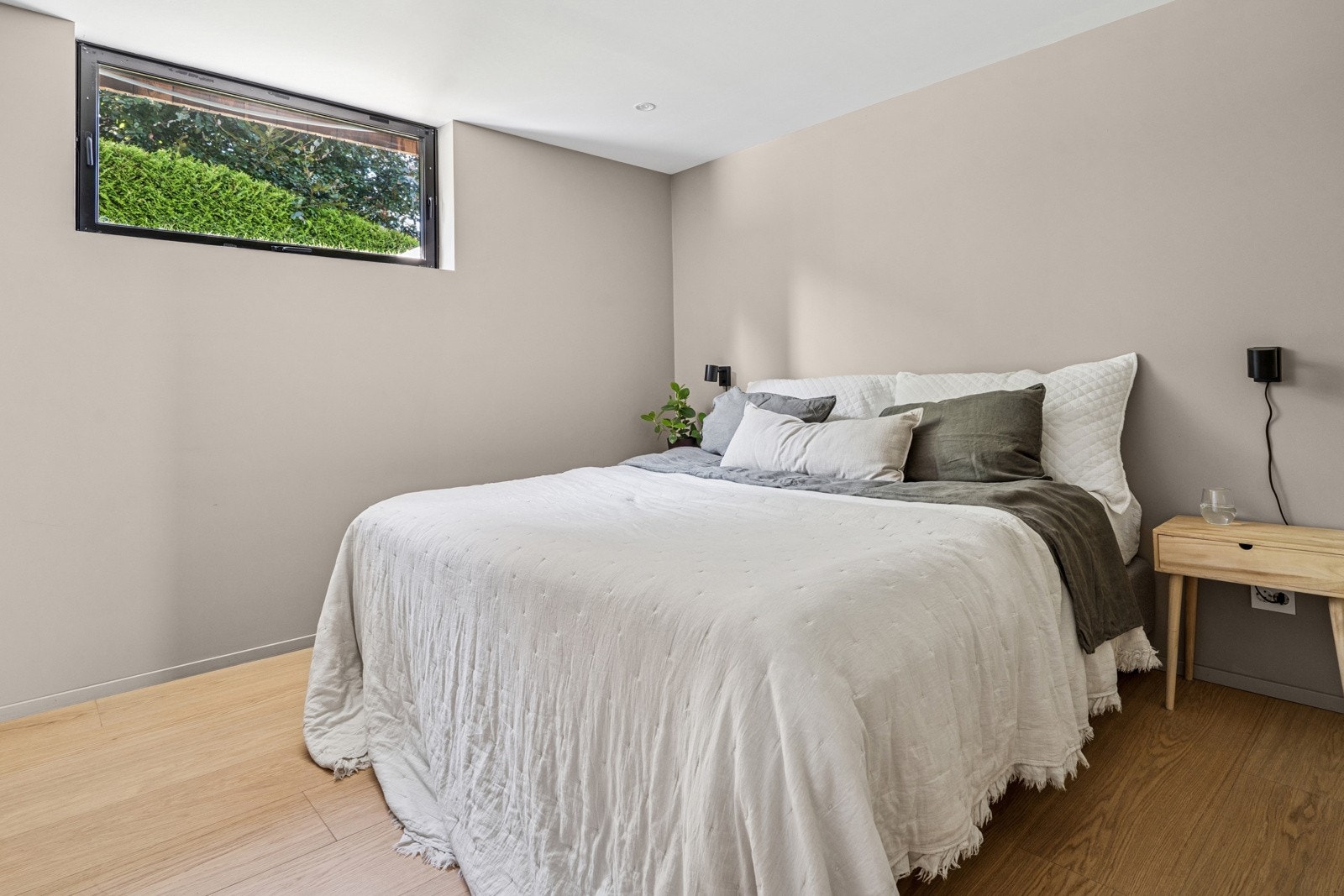 Hovedsoverom i kjølig underetasje med adgang til garderoberom og eget bad. Galleribilde