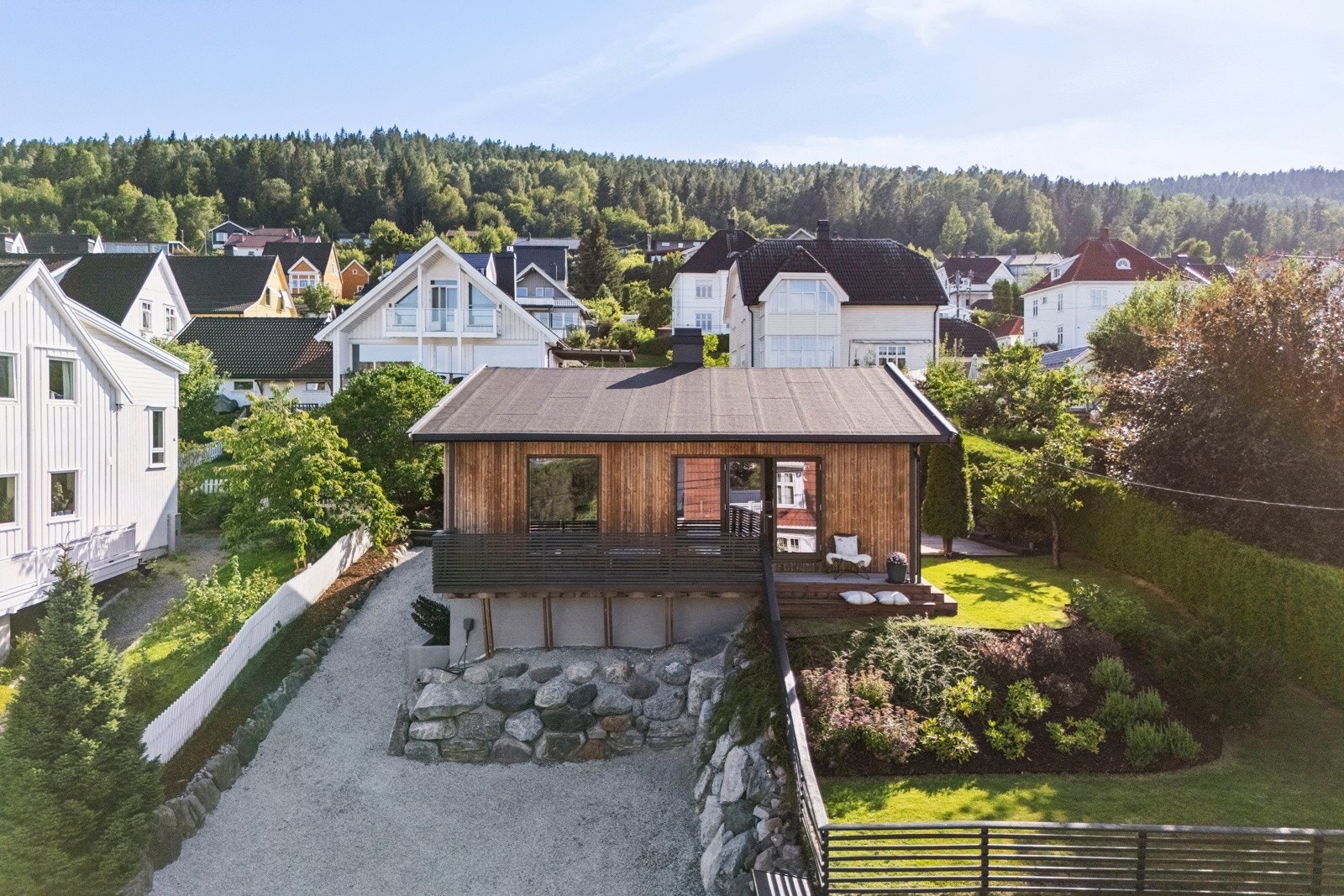 Boligen sommerstid - meget velholdt og pent beplantet. Galleribilde