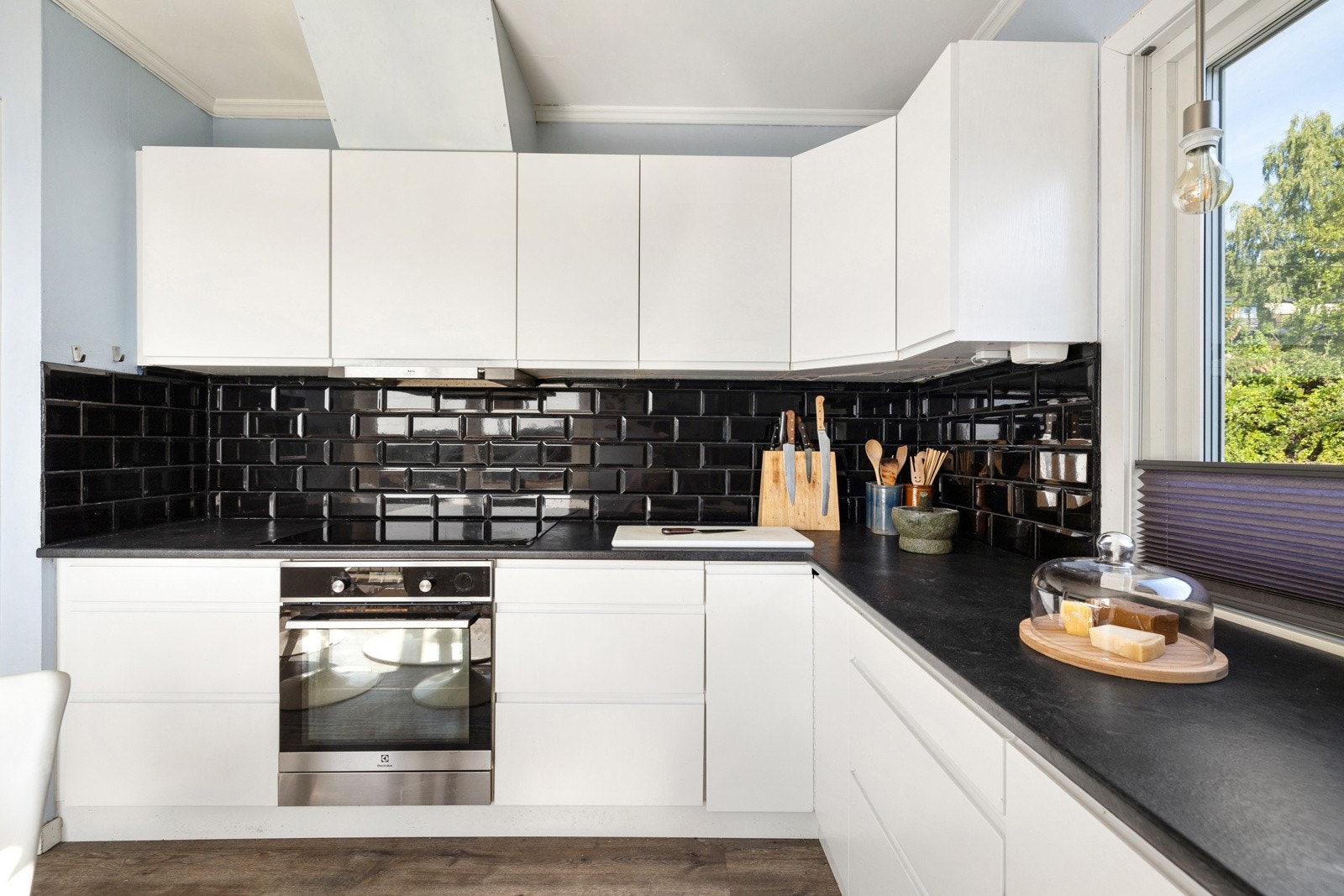 Her finner du integrerte hvitevarer som stekeovn, platetopp, oppvaskmaskin og nisje til kjøleskap, samt nedfelt kum. Galleribilde