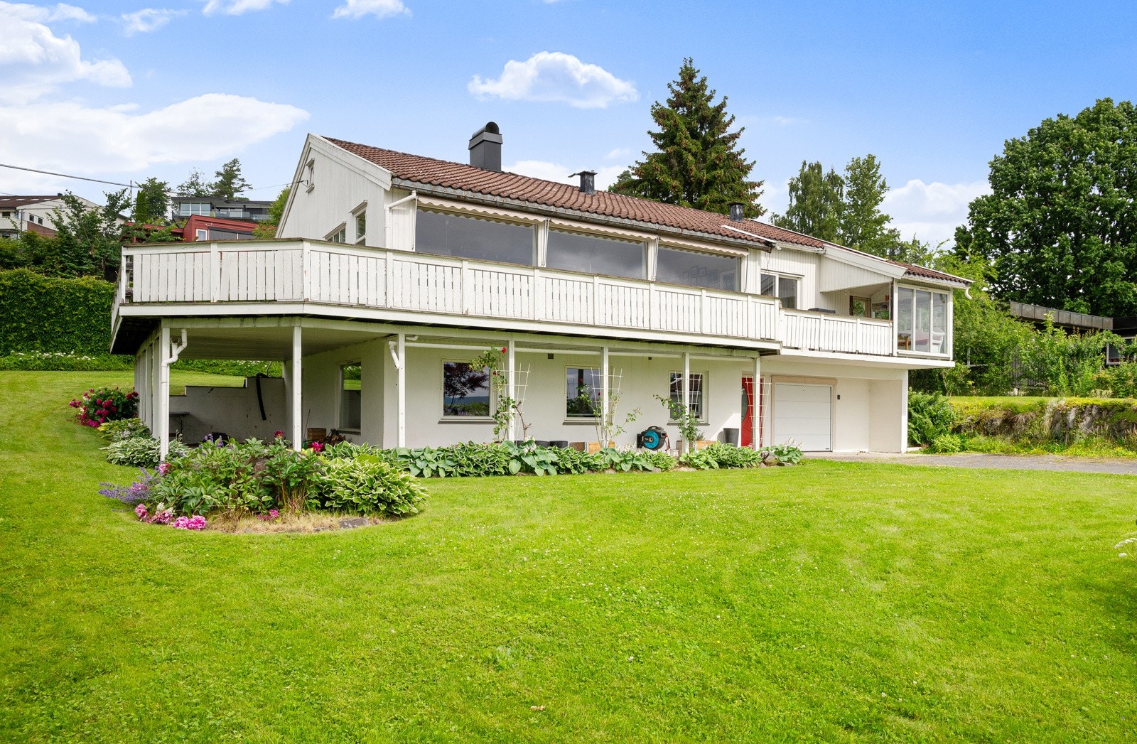 Her får du en stor, romslig terrasse som strekker seg langs boligen, og som virkelig forlenger oppholdsarealene i sommerhalvåret. Galleribilde