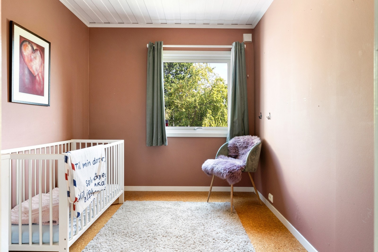 Soverom 2 har god plass til seng, nattbord og et klesskap. Galleribilde