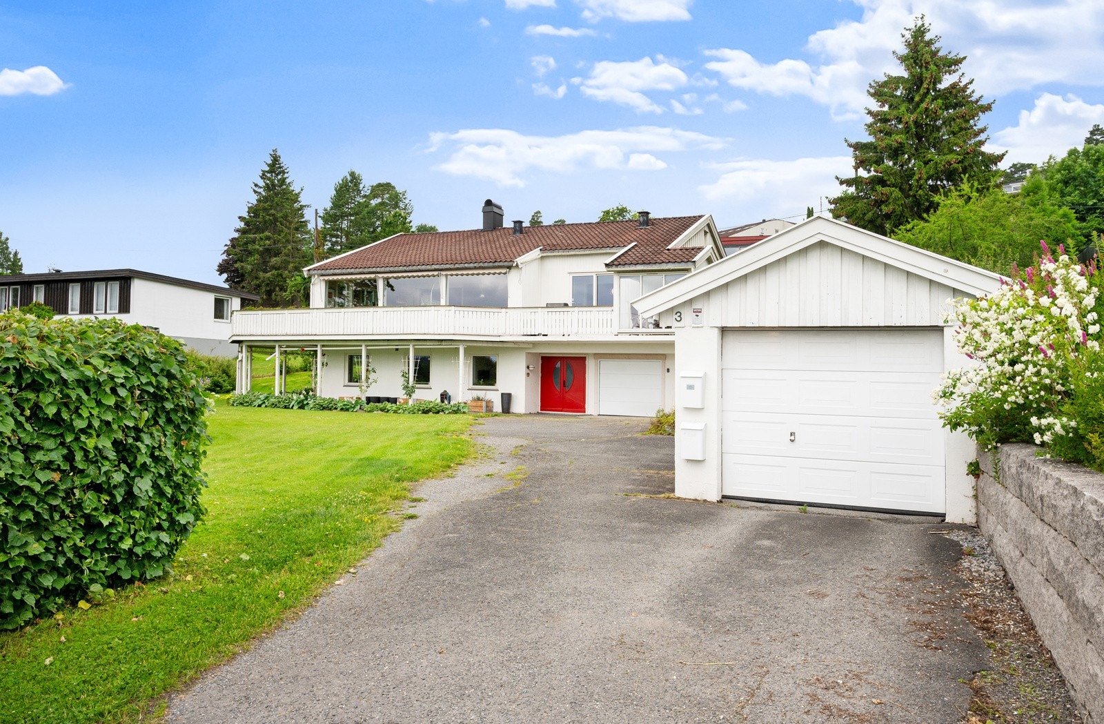 Frittstående garasje med elbil lader. Galleribilde