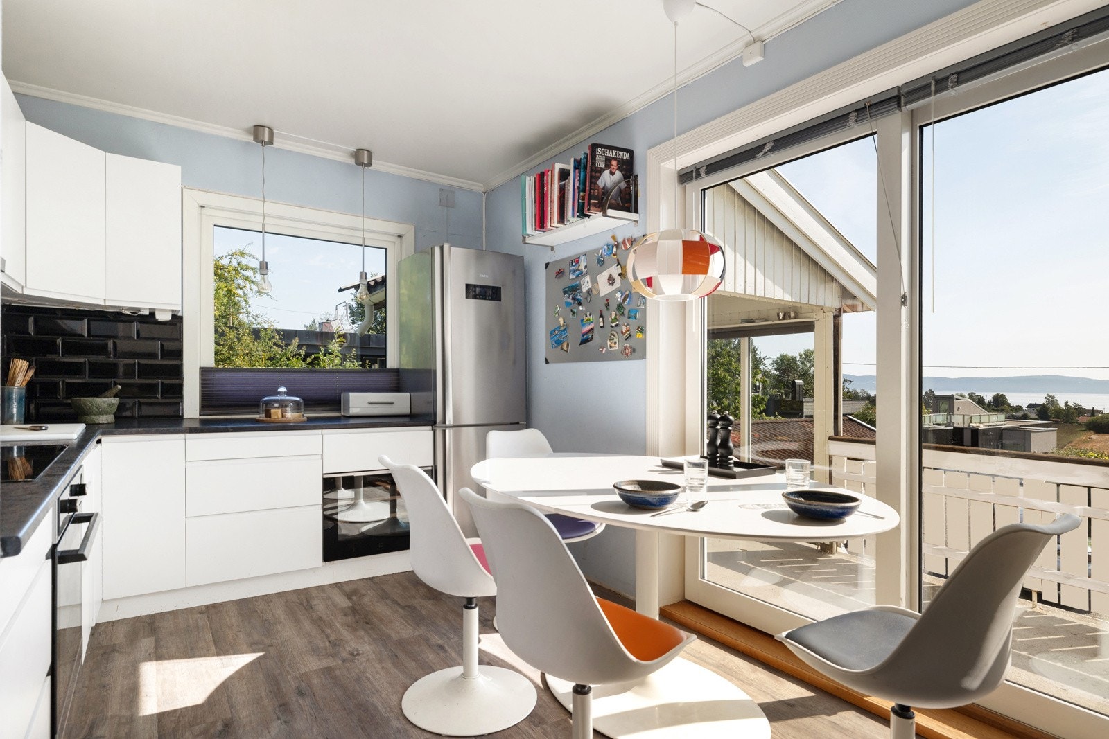 Innredningen har godt med skap- og skuffeplass som gir praktiske oppbevaringsmuligheter. H Galleribilde