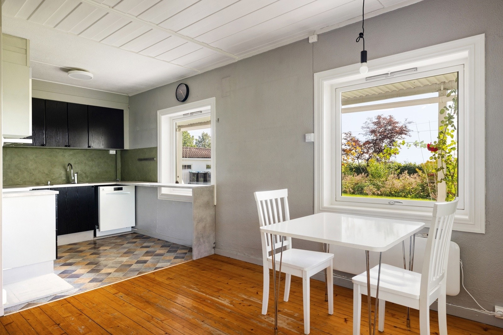 Kjøkkenet i hybelen i underetasjen har laminerte fronter og benkeplate i laminat med nedfelt stålkum. Det er lagt til rette for hvitevarer med nisje til oppvaskmaskin, kjøleskap og komfyr. Galleribilde