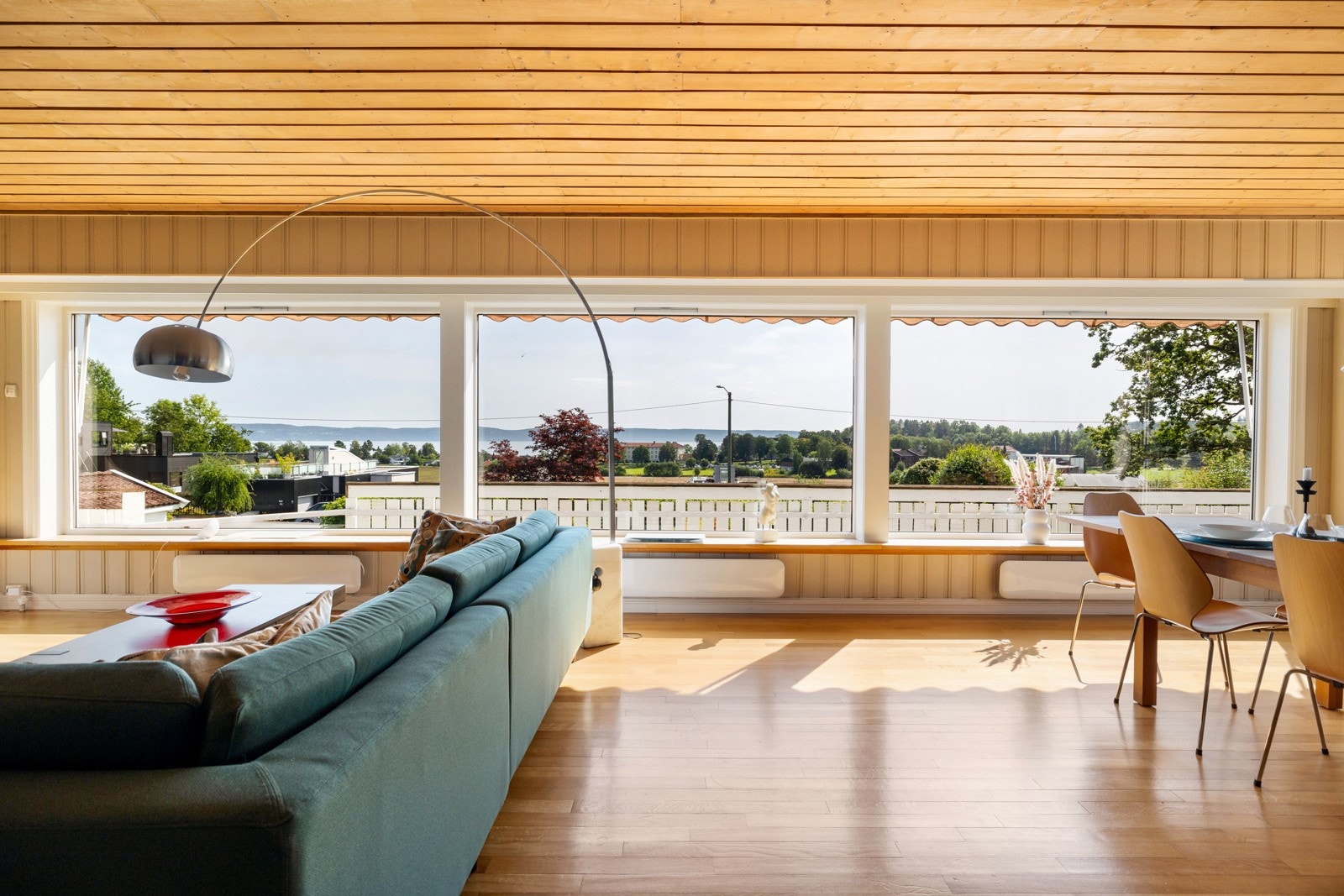 Rommet har svært gode møbleringsmuligheter med plass til både en stor sofagruppe og en romslig spisestue. Galleribilde