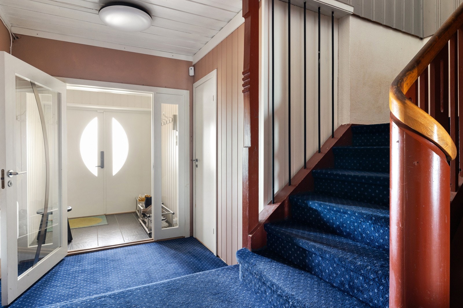 Det flislagte gulvet i vindfanget har elektriske varmekabler. Galleribilde