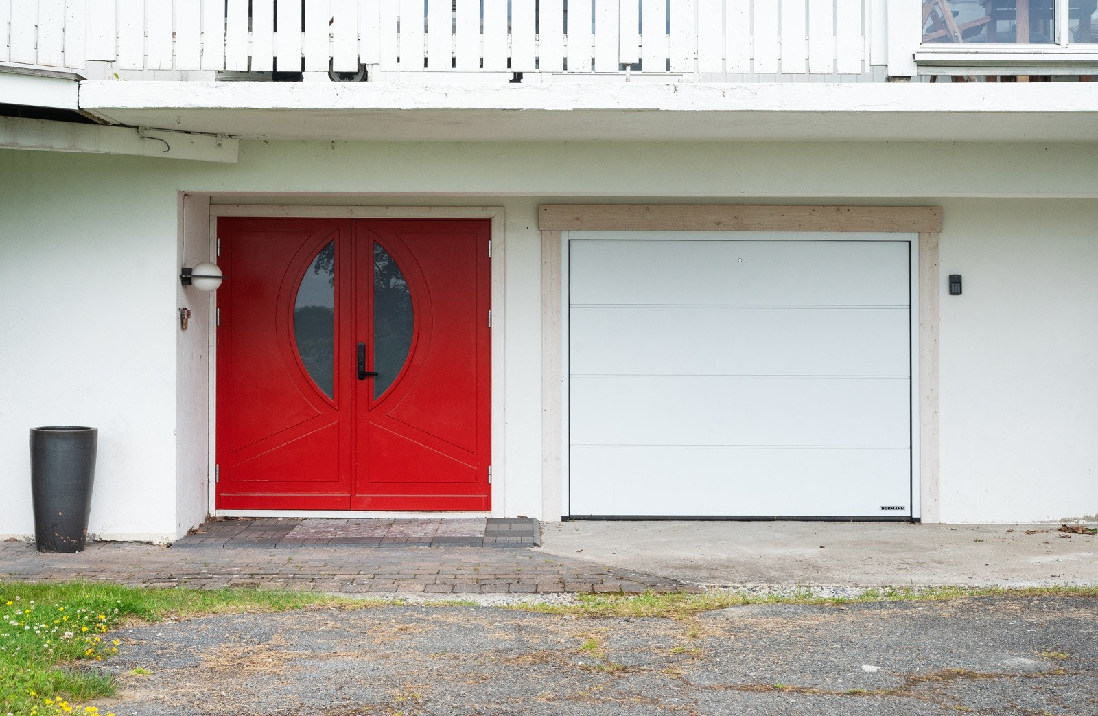 Inngangsparti og integrert garasje Galleribilde