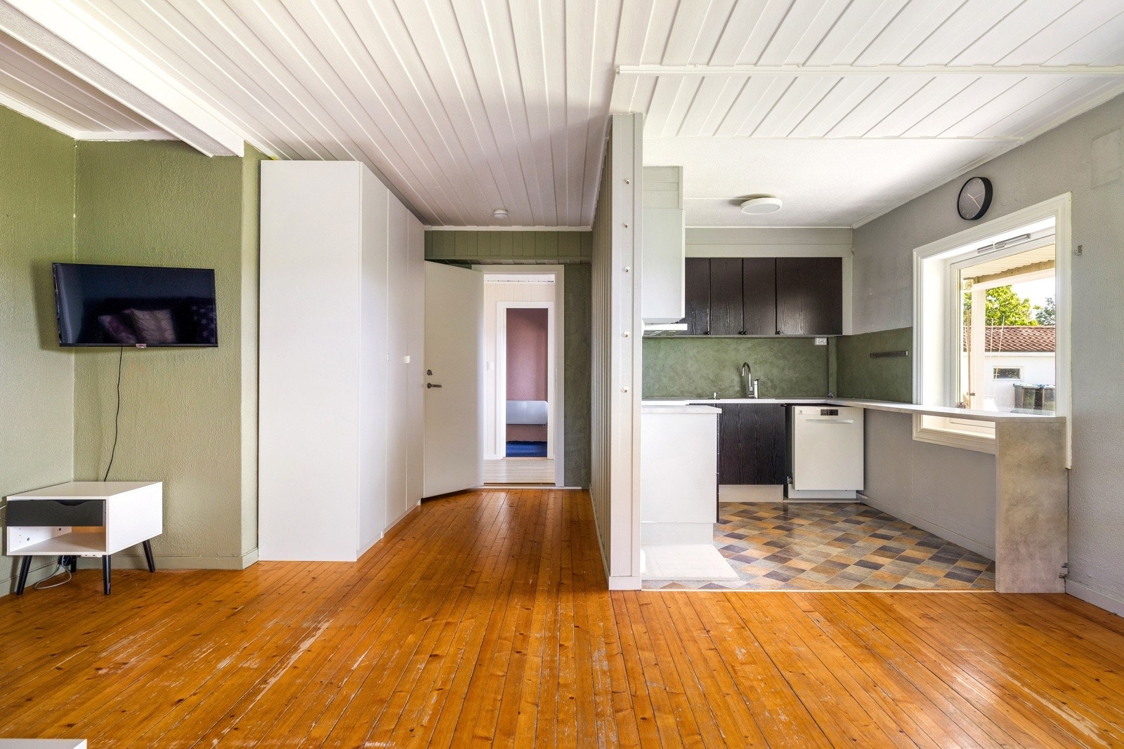 Denne består av stue med åpen løsning mot kjøkken, eget bad, soverom og en bod. Galleribilde