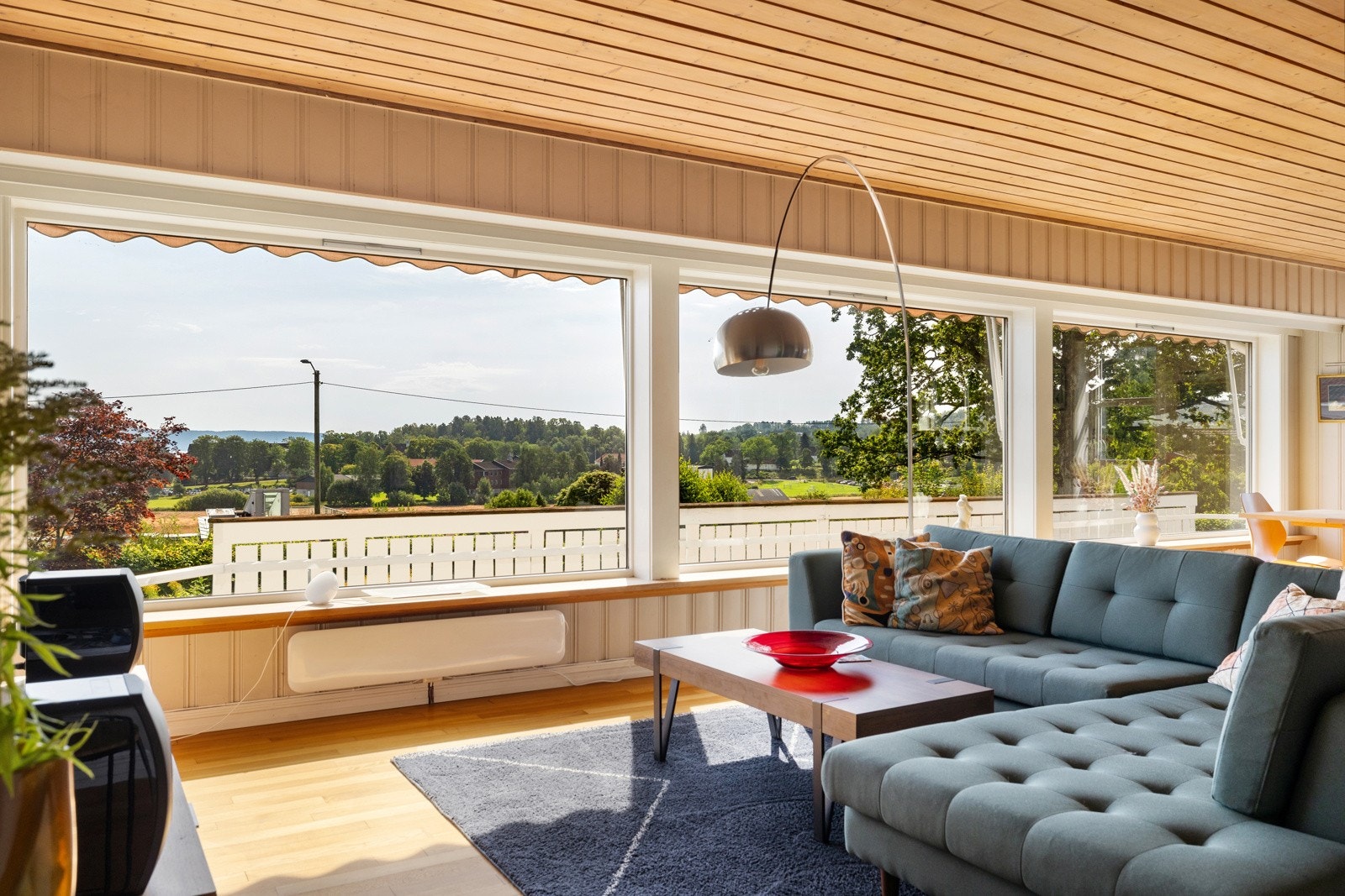 Her har vi gleden av å presentere en innholdsrik enebolig med egen hybeldel, to garasjer og en fantastisk utsikt mot sjøen og Nesoddlandet. Galleribilde