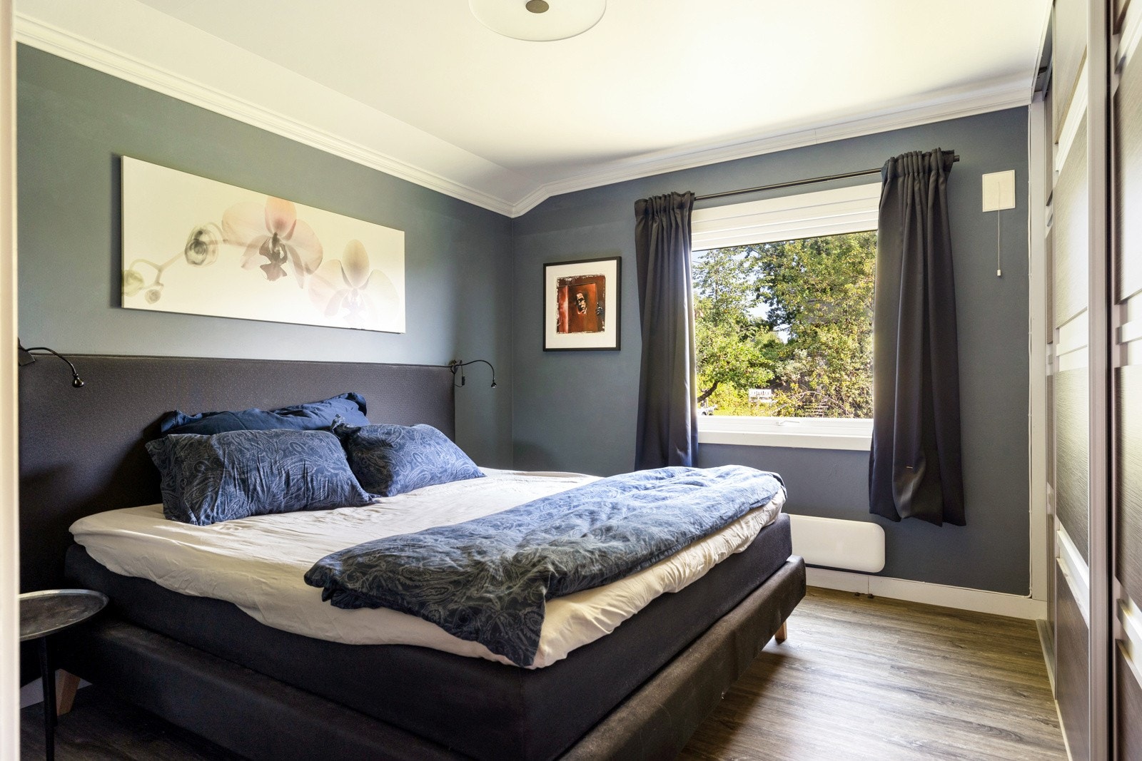 Hovedsoverommet har god plass til dobbeltseng med tilhørende nattbord. Galleribilde