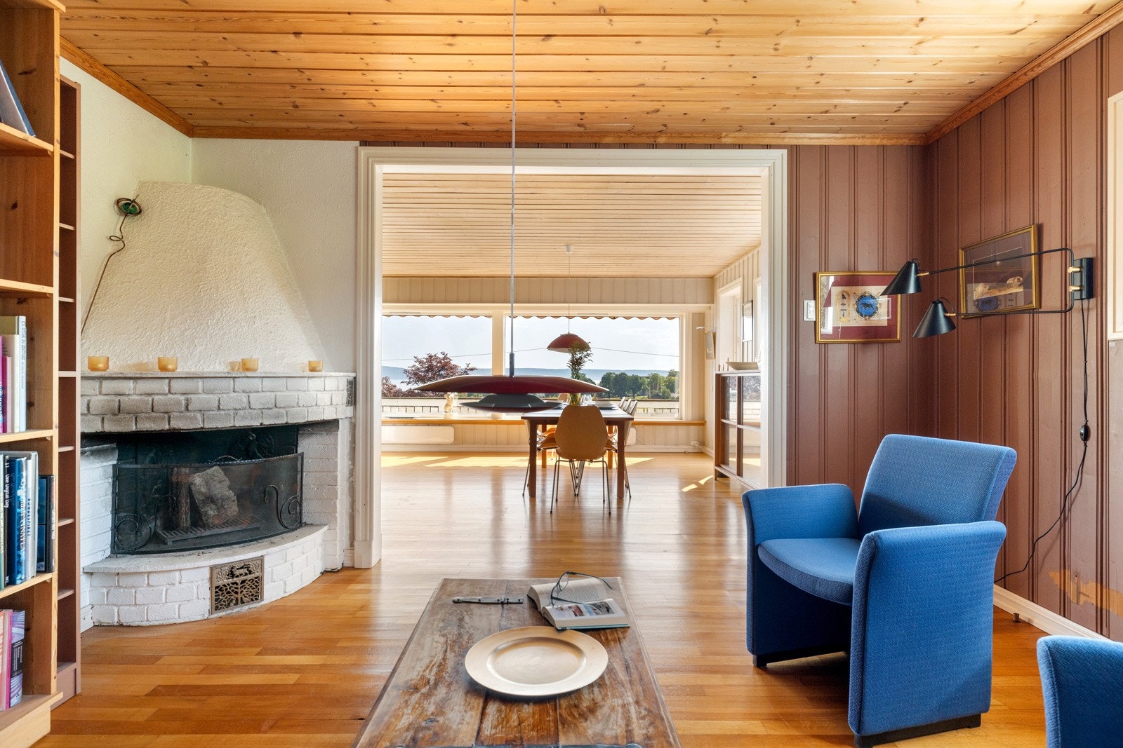 Her finner du også en åpen peis om gir en lun og hyggelig stemning i vinterhalvåret. Galleribilde