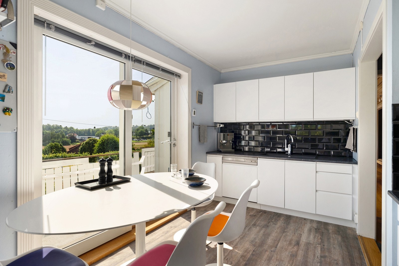 Fra kjøkkenet er det direkte utgang til en hyggelig innglasset terrasse. Galleribilde