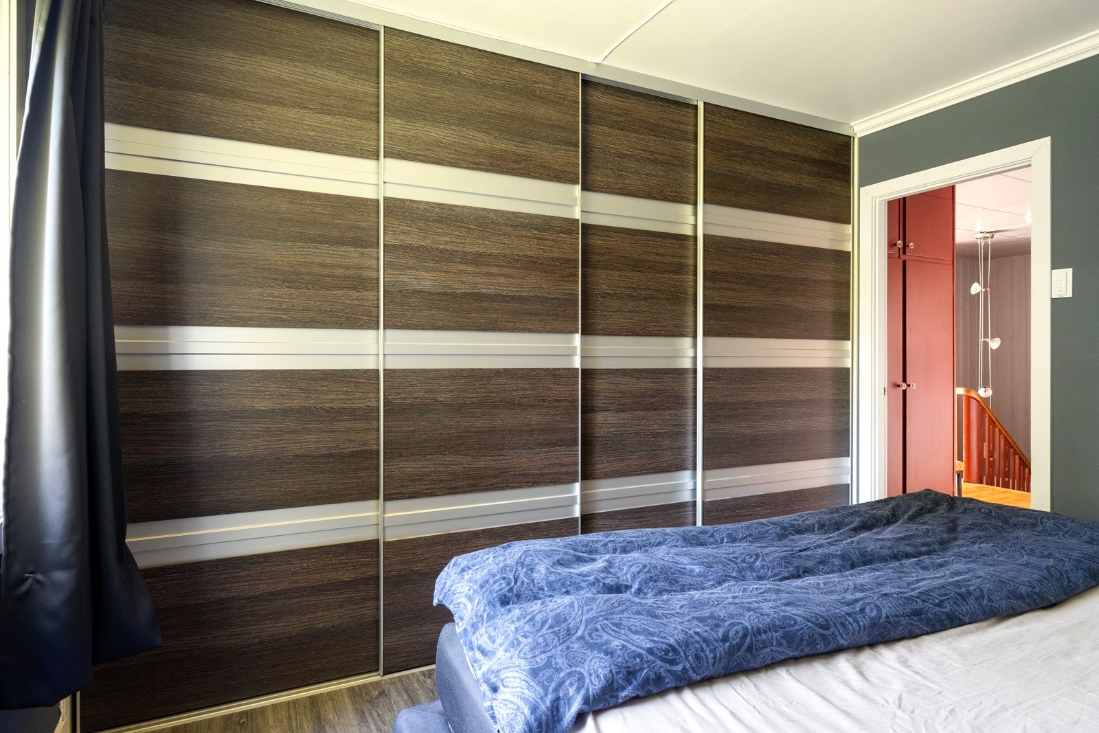 Rommet er innredet med en stor garderobeløsning med skyvedører som gir rikelig med oppbevaringsplass. Galleribilde