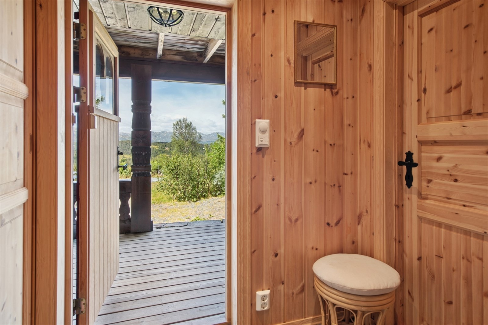 Her kan du ta på deg turskoene og gå rett ut på tur - sommer som vinter! Med tur, skiløyper og lysløyper rett utenfor døren er det bare å nyte naturen året rundt. Galleribilde