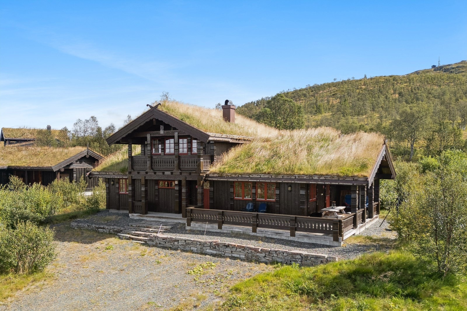 Hjertelig velkommen til Flishaugen 8 - Drømmer du om fjellro og nydelig utsikt? Denne velholdte hytten byr på fantastisk panorama mot Ralandsfjell og har umiddelbar nærhet til langrenn- og lysløype, kun ca. 50 meter unna. Galleribilde