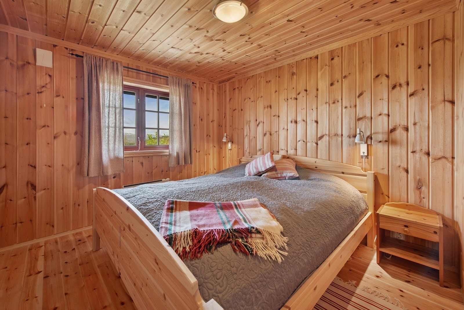 Planløsningen med fire soverom, to i hver etasje, gjør hytta ideell for storfamilie og gjester. Galleribilde