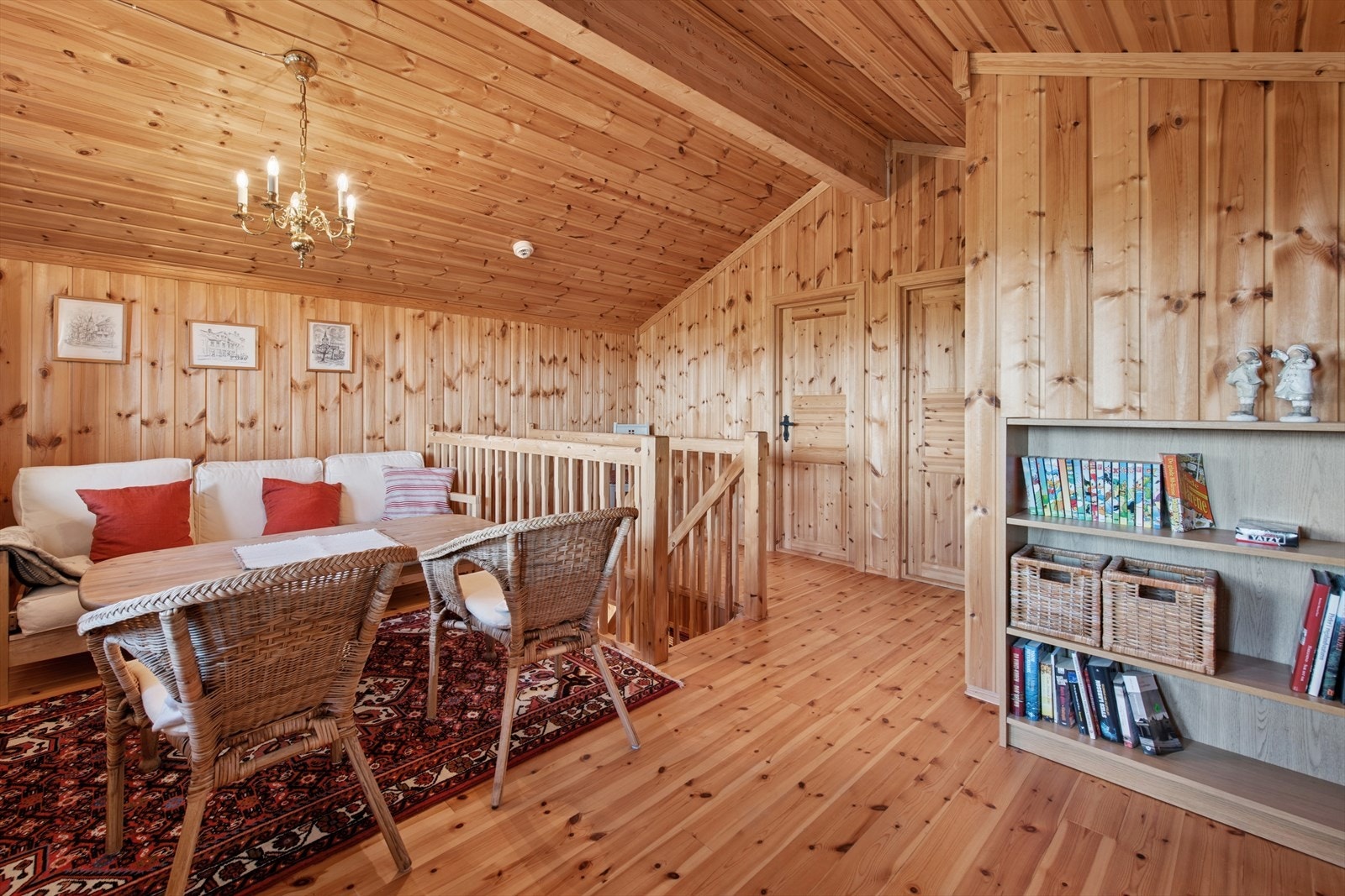 Loftstuen har god plass og fleksible møbleringsmuligheter - her kan du enkelt innrede etter behov. Galleribilde