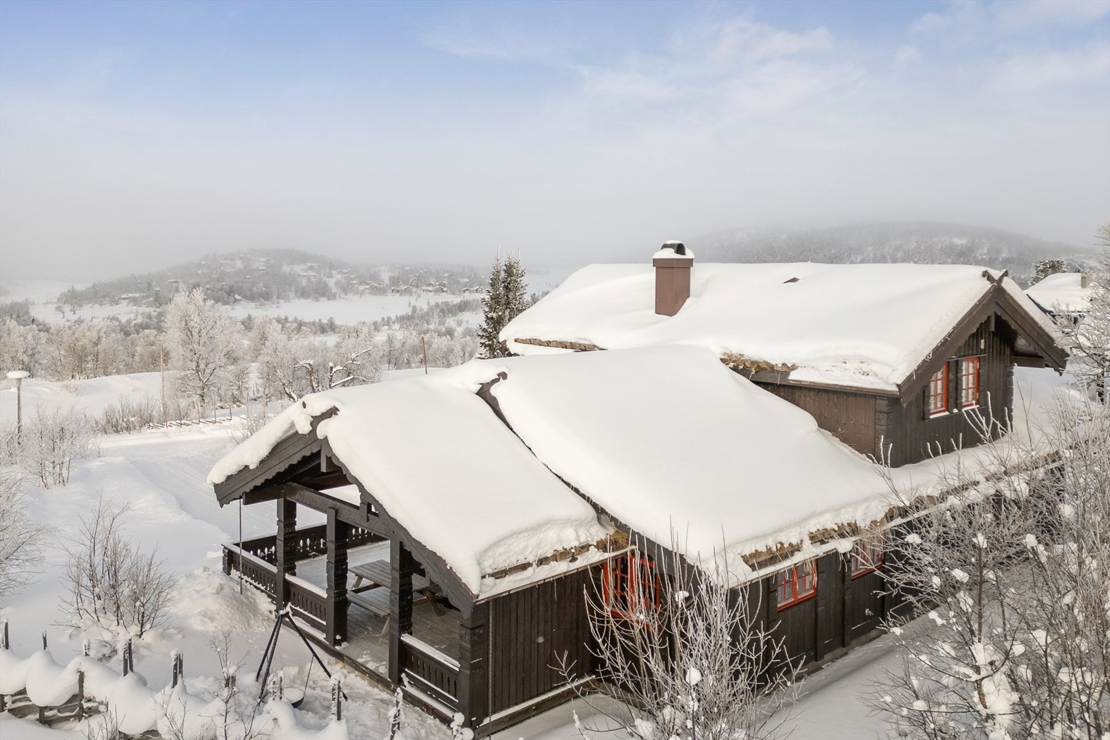 Hytta ligger usjenert med særdeles gode sol- og utsiktsforhold. Flere uteområder, både overbygde terrasser og åpne flater, gjør at man kan nyte fjellet i skjermet ro med fritt utsyn. Galleribilde