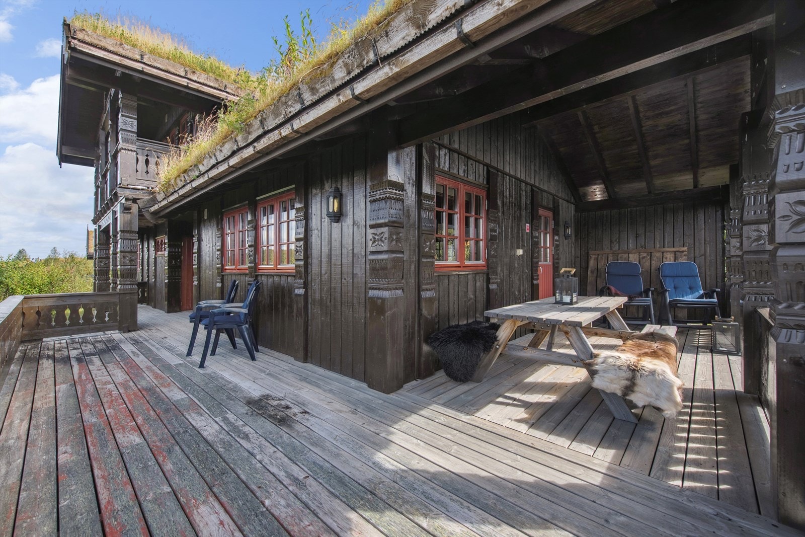 Fra stuen er det direkte utgang til en delvis overbygget terrasse - perfekt for å nyte utsikten og fjelluften i ly for vær og vind, eller skygge på varme sommerdager. Galleribilde