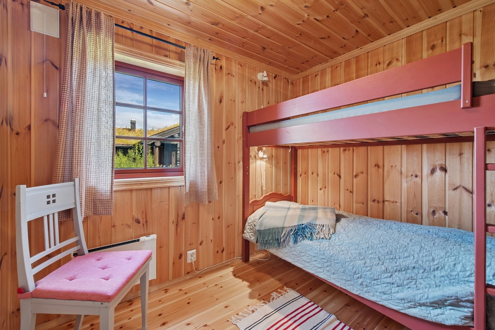 Soverom 2 - Alle rommene har furugulv og trepanel på vegger og i tak, som gir en varm og tradisjonell hyttestil. Det er god plass til både seng og garderobeløsning på soverommet. Galleribilde