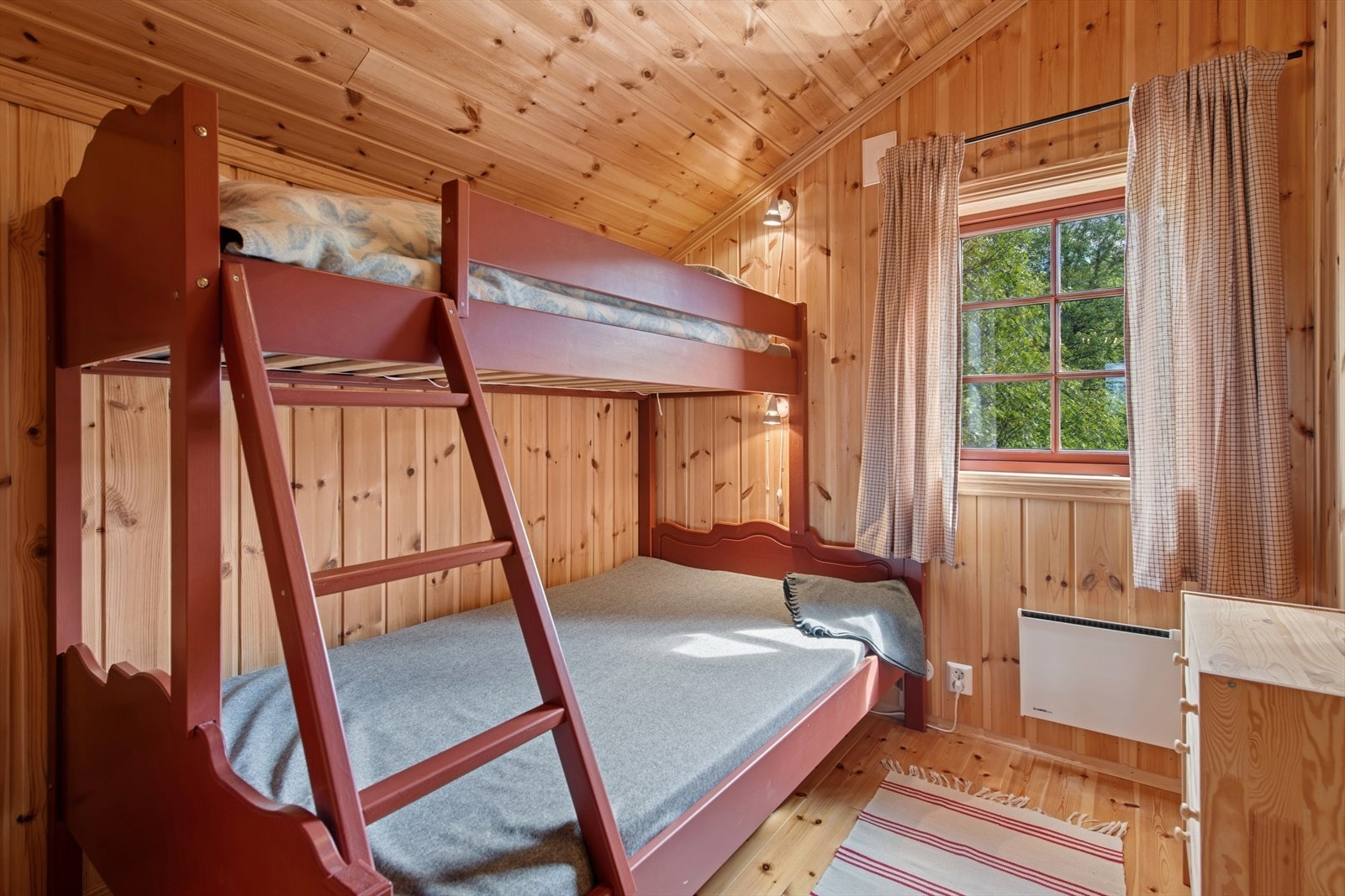 Soverom 3 - Soverommene er praktisk innredet med plass til seng, nattbord og effektiv oppbevaring. Galleribilde