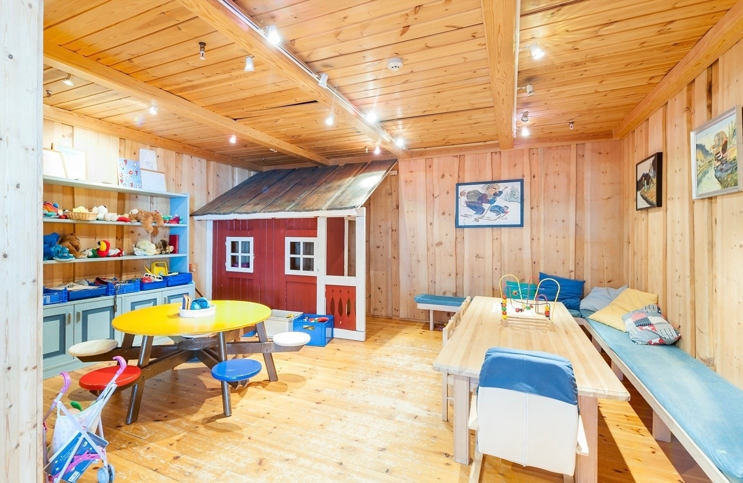 Et variert tilbud for alle aldre: lek og pingpong for barna, restaurant og bar for de voksne, og spa-fasiliteter for avslapning og velvære. Galleribilde