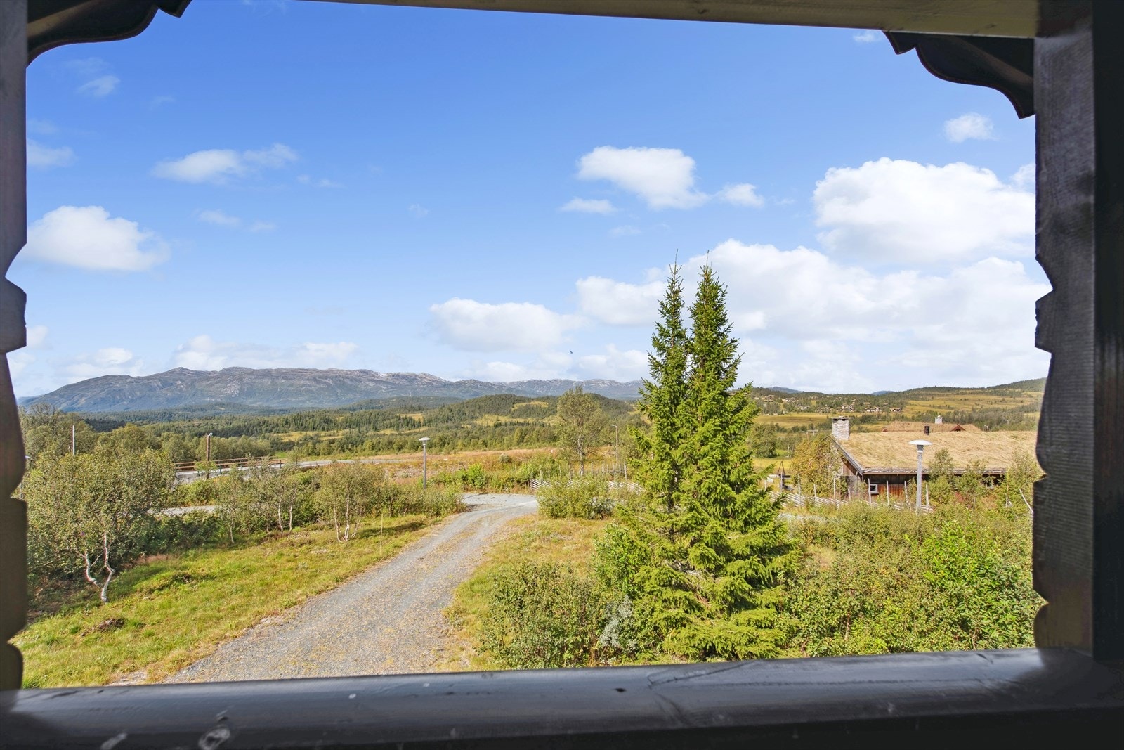 Fra loftstuen er det utgang til en koselig terrasse på ca. 5 kvm. Herfra har du flott utsikt rett ned mot lysløypa og skiløypene, med majestetiske fjell og Hardangervidda i horisonten. Galleribilde