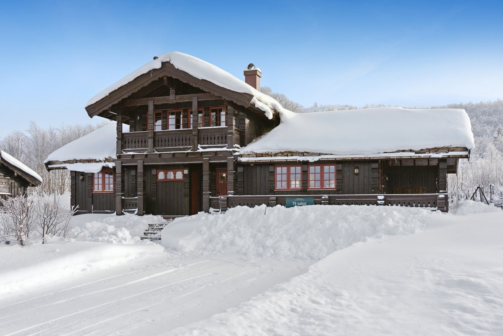 Velkomment til høyfjellsdrømmen. En klassisk fjellhytte på ca. 1000 meter, som er særdeles godt vedlikeholdt og fremstår med minimal slitasje. Galleribilde