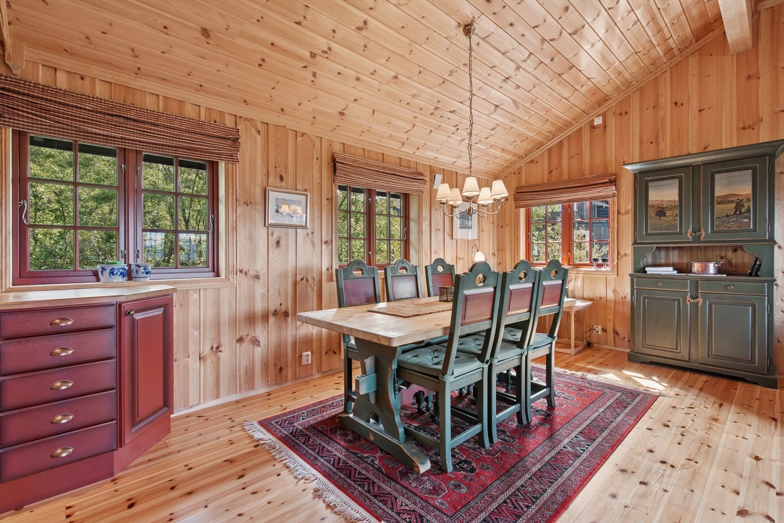 Åpen kjøkkenløsning med plass til spisebord - her inviteres det til gode måltider og hyggelig samvær i lyse omgivelser. Galleribilde