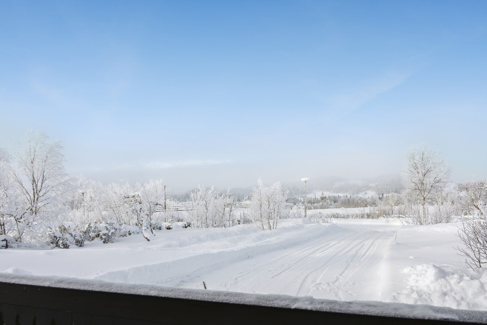 Fra hytta har du helt fri utsikt mot Raulandsfjell, med optimale solforhold fra tidlig til sen kveld. Om sommeren gir solen lange lyse kvelder, perfekt for å nyte fjellutsikten fra verandaen. Galleribilde