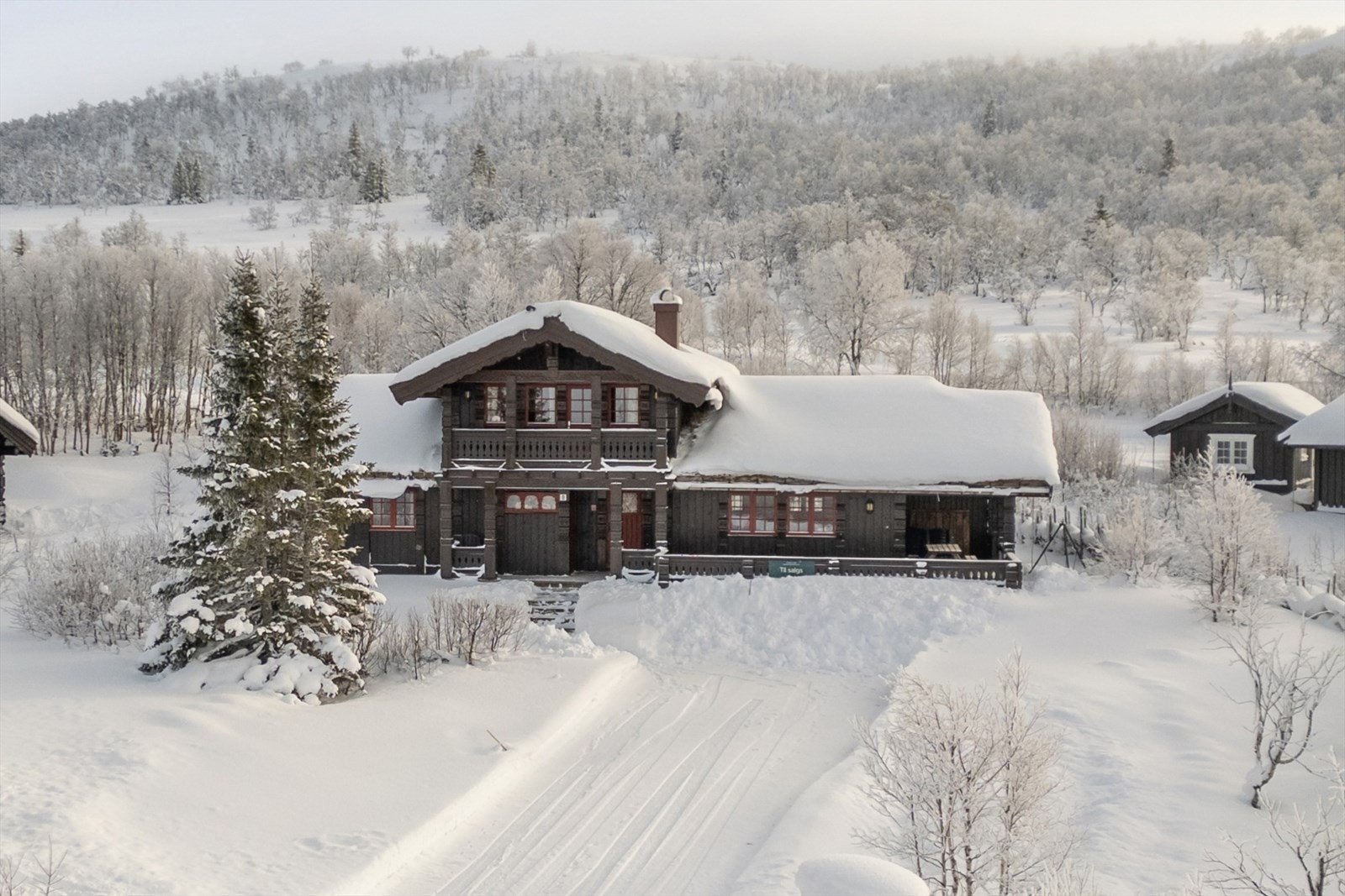 Hjertelig velkommen til Flishaugen 8 - Drømmer du om fjellro og nydelig utsikt? Denne velholdte hytten byr på fantastisk panorama mot Ralandsfjell og har umiddelbar nærhet til langrenn- og lysløype, kun ca. 50 meter unna. Galleribilde