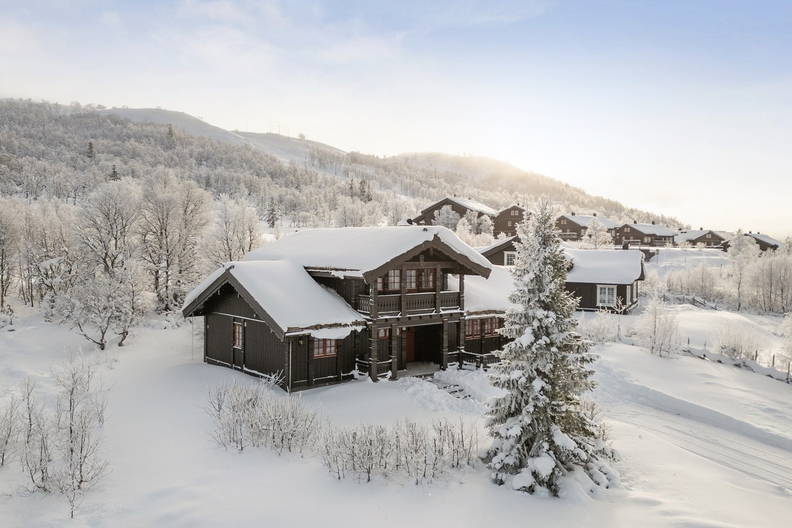 Eksklusivt hyttefelt med solrike tomter, optimale solforhold og spektakulær, magisk utsikt - en beliggenhet for deg som verdsetter privatliv, nærhet til alt, kvalitet og utsikt i særklasse. Galleribilde